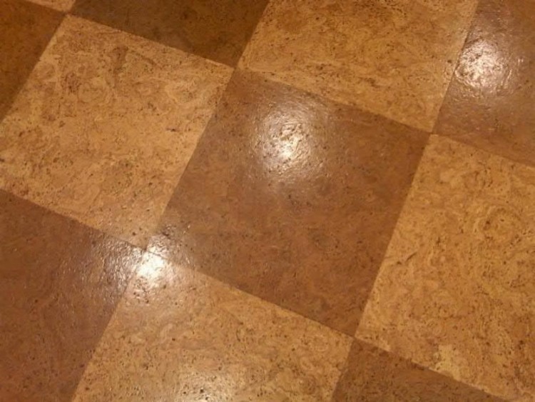 Пробковая плитка на полу в кухне