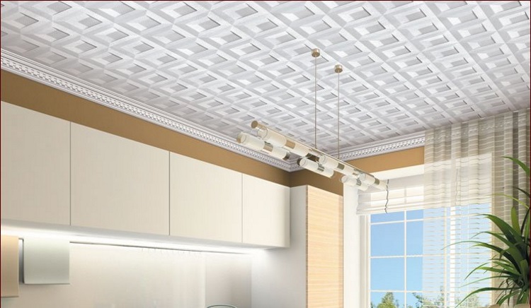 Пенополистирольная плитка на потолке на кухне