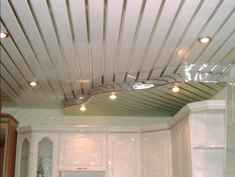 Реечный потолок на кухне