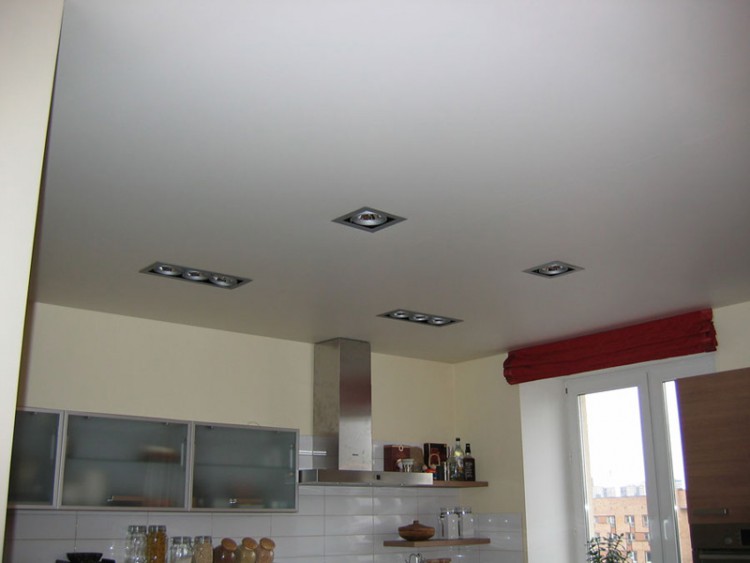Оштукатуренный потолок на кухне