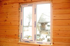 Пластиковое окно в деревянном доме